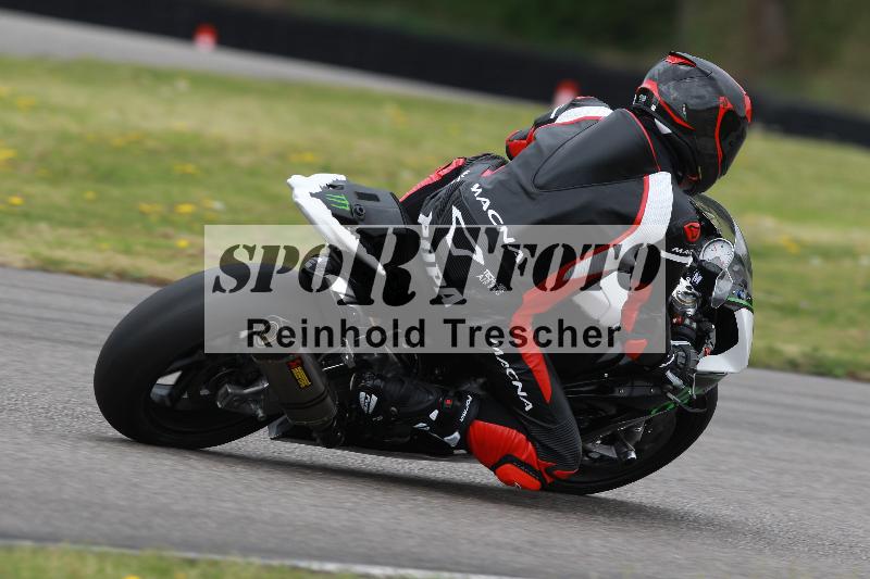 Archiv-2022/13 25.04.2022 Plüss Moto Sport ADR/Freies Fahren/backside